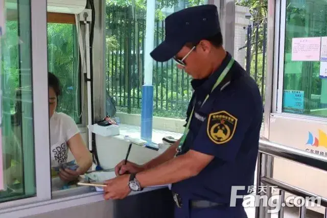 碧桂园十里银滩业主称赞的最美的保安你认识