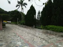 四房三厅,有40平露台,户型方正,近门口,出入方便。