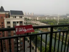 毛坯诚心出售,带露台可以随时看房