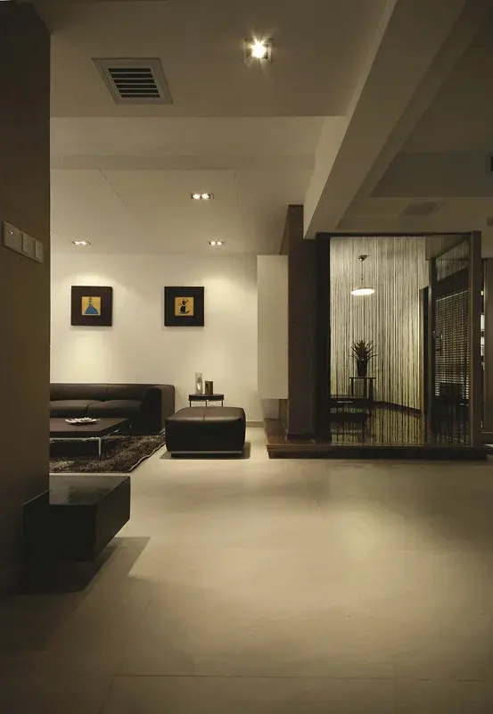 室内空间布局一气呵成,氛围和谐统一,自然与考究的材质肌理与富有感召