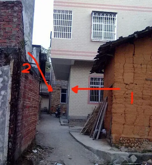 说说壁刀煞,有一种情形是家里窗户和门对着别人的墙角,但这个墙角正好