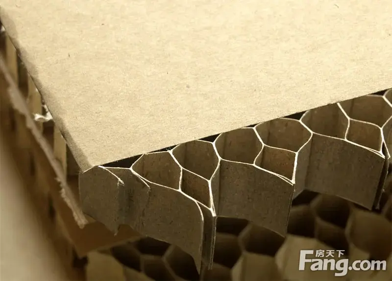 蜂窝纸是根据自然界蜂巢结构原理制作的,把瓦楞原纸用胶黏结方法连接