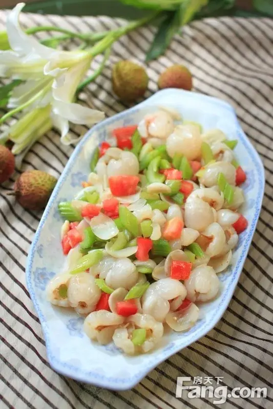 原料: 荔枝20颗(去皮去核),鲜百合3两,西芹(切成丁),西红柿少许.