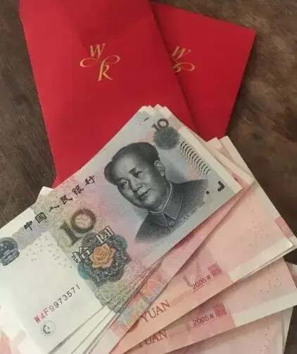 就连发给媒体朋友们的红包里的钱,都是2005年的(他们初识的那年)