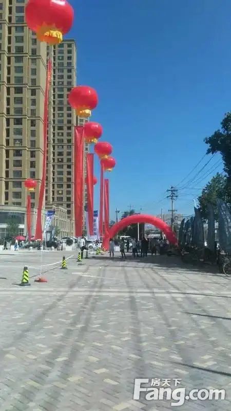 林荫大院交房现场入口处的红色拱门,与红色气球,象征着业主以后的生活