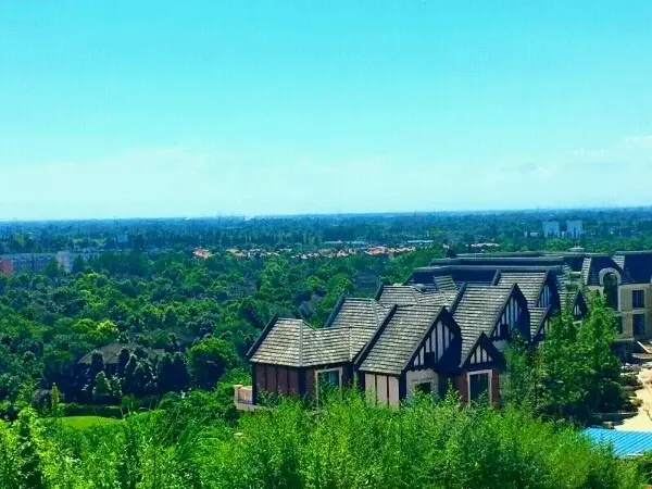 成都牧马山农场庄园别墅,300亩地只修了38套江景独栋,买就送5--10亩土