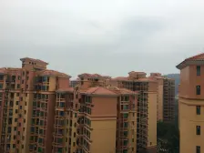 边位大花园别墅,看湖景的,框架已做好,水电已装好!