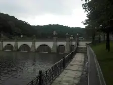 此别墅 有前后花园160平 小区林园景观好 居住舒适