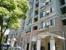 客厅带阳台,精装修,近商圈,小区中心位置,主卧朝南